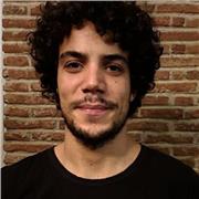 Insegnante di inglese di 27 anni, laureato il Lingue e Culture straniere all'università di Napoli  L'Orientale , con anni di esperienza nell'insegnamento